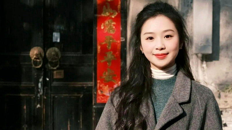 知名小吃摊「胡二妹铜锅洋芋」的33岁胡姓女老板，因顾客不满一份6元至10元人民币...