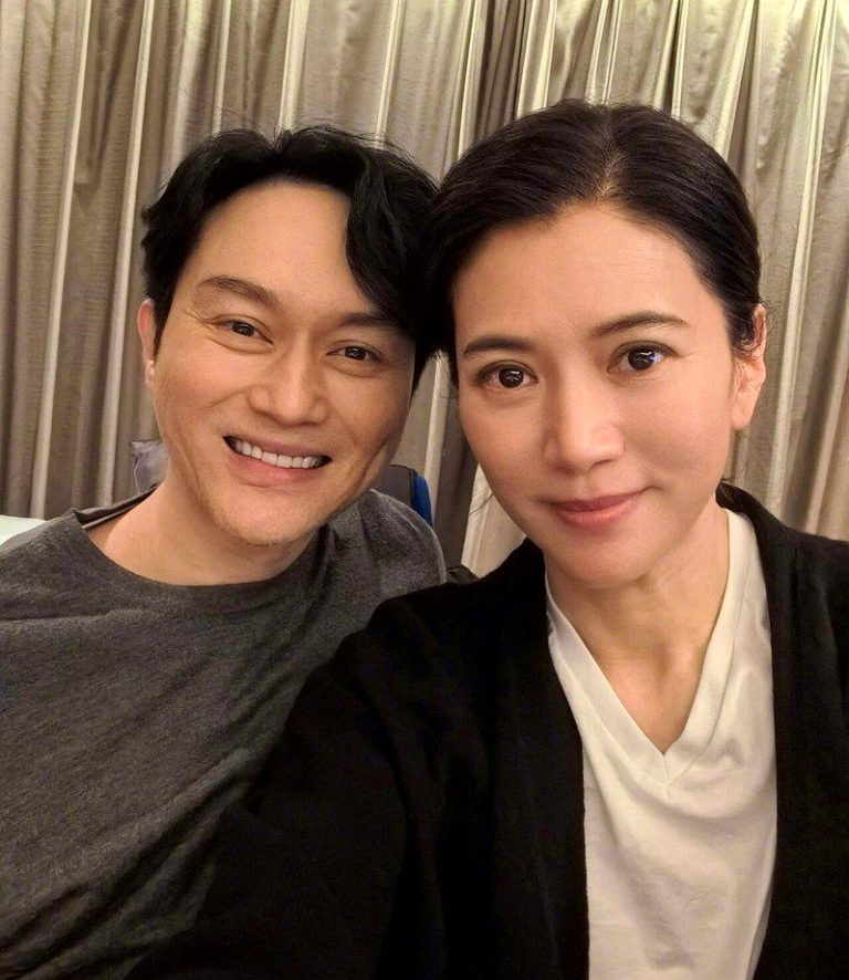 张智霖(左)、袁咏仪结婚多年感情依旧甜蜜。(取材自微博)