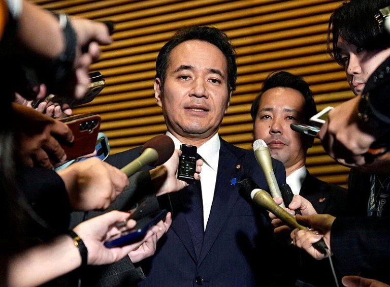 高市早苗内阁改组未满月就折将 农林水产大臣丑闻缠身请辞获准 日本农林水产大臣簗和生14日在位于东京的高市早苗首相官邸向高市早苗表达辞意后,接...