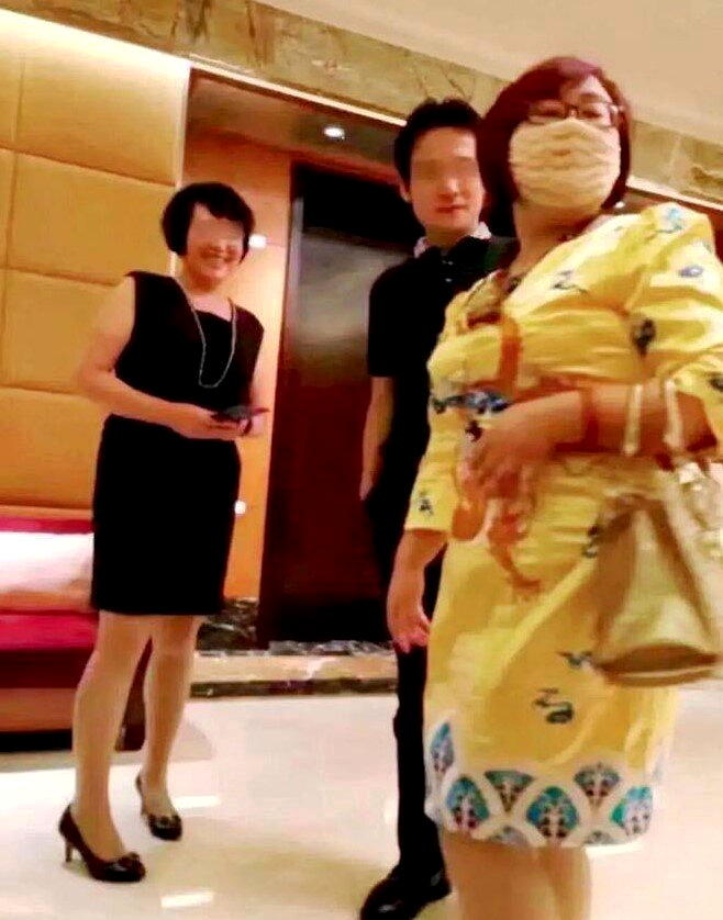 右一戴口罩者为钱志敏。(取材自中国新闻周刊)