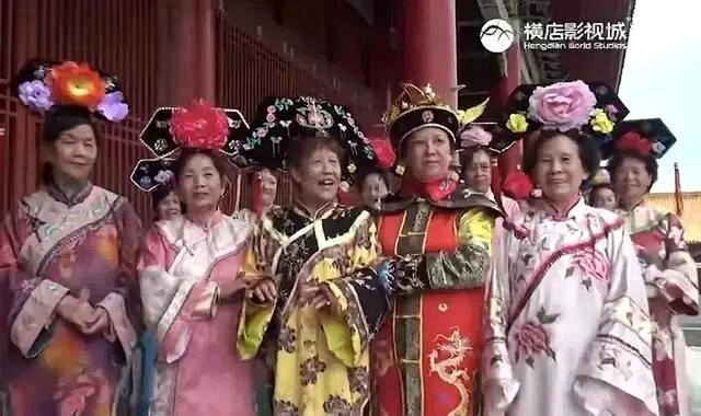 34--白白的外婆参与拍摄的清宫戏。(取材自微信公众号「每日人物」／讲述者供图)