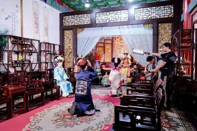 同一个巨大的摄影棚里，几组人同时演着不同的电视剧名场面。(取材自微信公众号「每日...