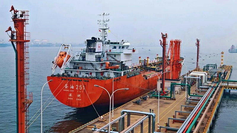 天津13日开通前往香港的「海上能源信道」,将会常态化供应香港机场所需的航空煤油。...