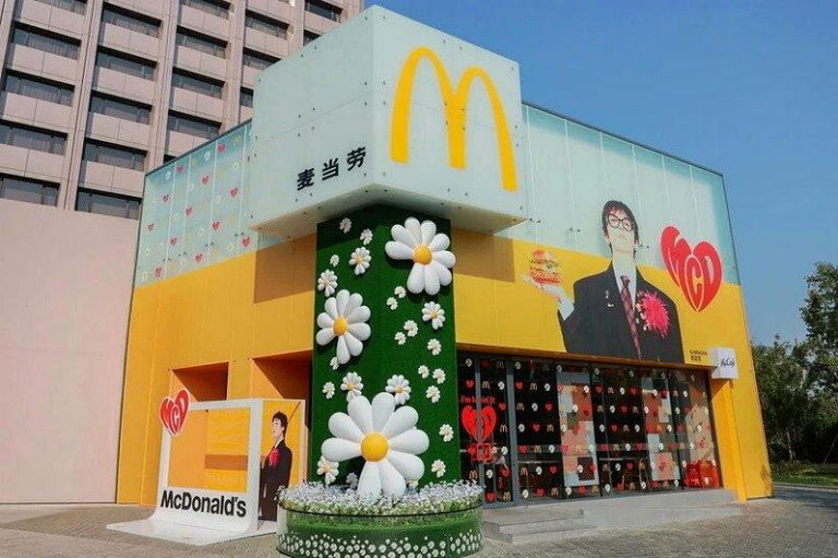限韩令松绑?麦当劳中国与GD联名 广告遍及各大城市 北京麦当劳长虹桥餐厅打造成G-DRAGON主题旗舰餐厅。(取材自北京麦当劳官网)