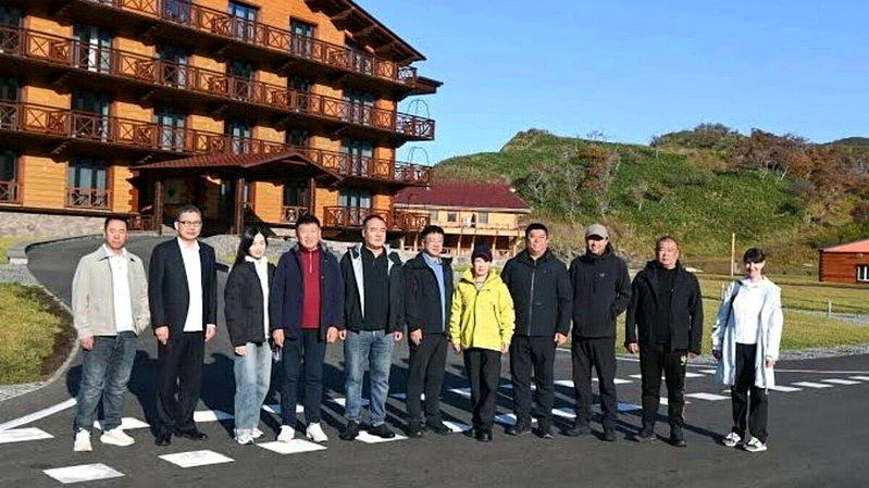 黑龙江企业家及官员日前组团到访择捉岛,引发日本政府的强烈抗议。(取材自俄罗斯萨哈...