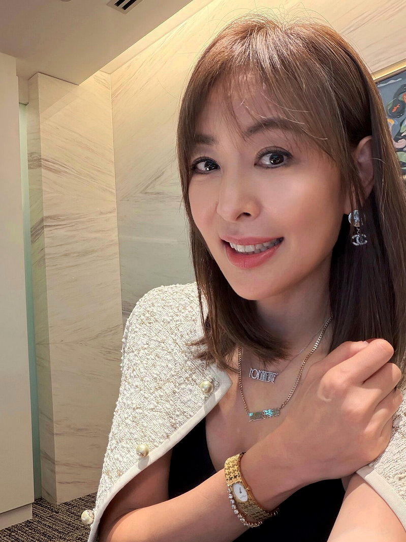 台北101董事长贾永婕立院备询服装挨批后,她仔细介绍造型行头。(取材自脸书)
