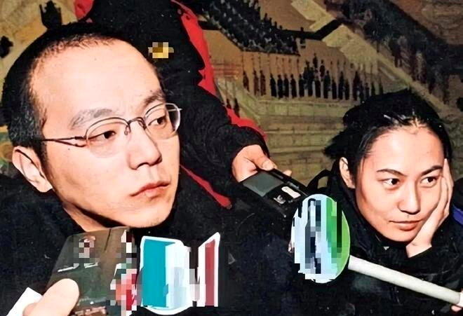 窦唯(左)与其第二任前妻、摄影师高原(右)。照片拍摄于2002年6月窦唯与高原登...