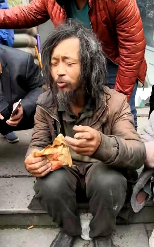 拾荒的日子,沈巍被称流浪大师。(视频截屏)