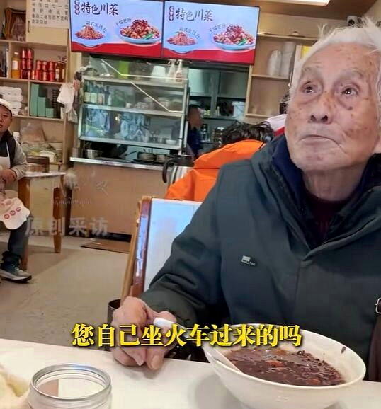 老人在拉萨早餐店里吃饭。(视频截屏)