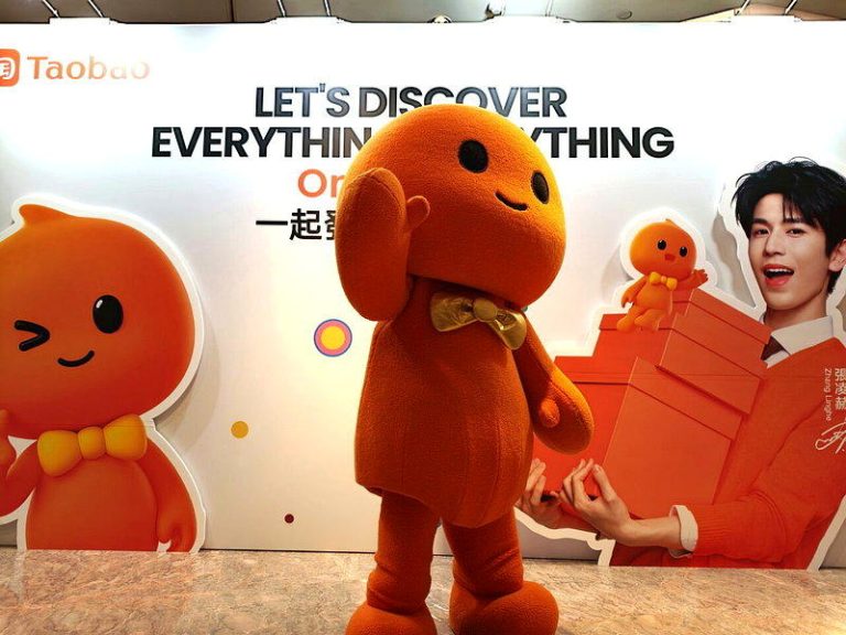 淘公仔与人气男星张凌赫背板合影。(记者林宸谊／摄影)
