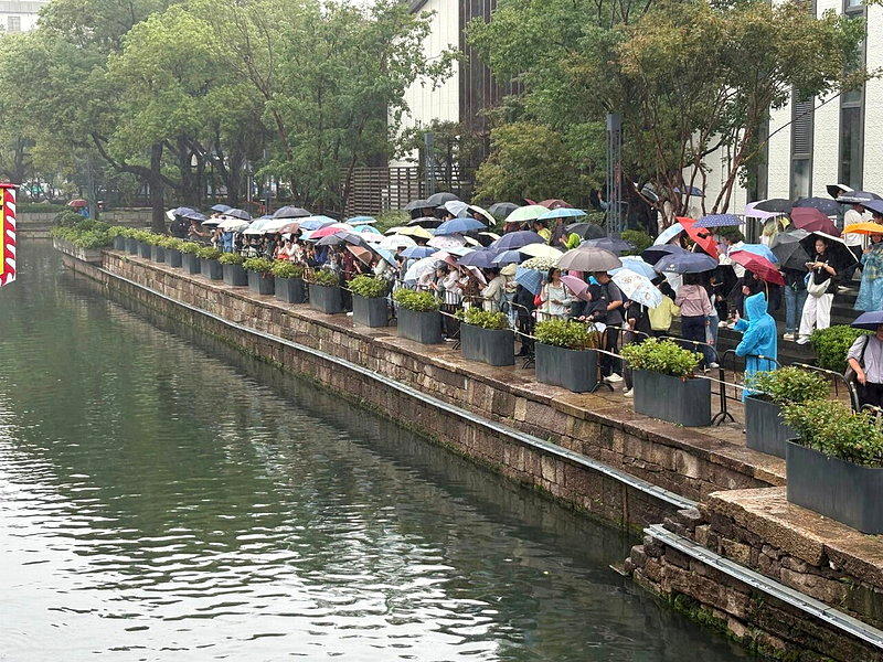 10月4日，陈金敖阳台对岸前来打卡的游客。（取材自新京报）