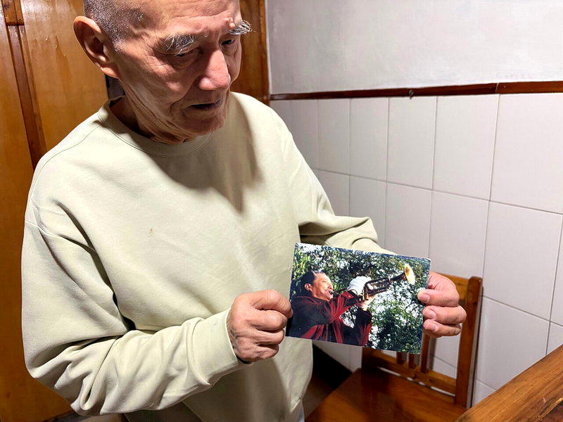 年轻时陈金敖吹小号，被一个摄影师抓拍到，并把照片送给他，陈金敖一直悉心珍藏。（取...