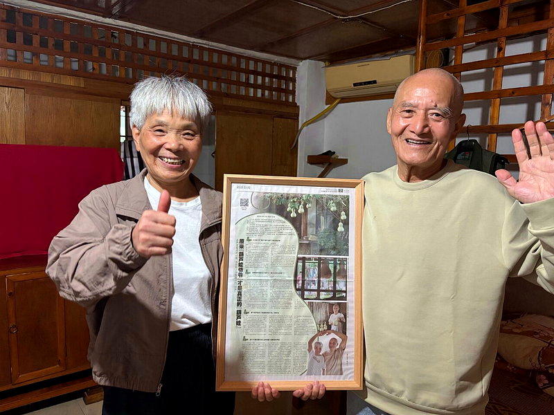 绍兴本地媒体报导后给陈金敖夫妇送来装裱的报纸。（取材自新京报）