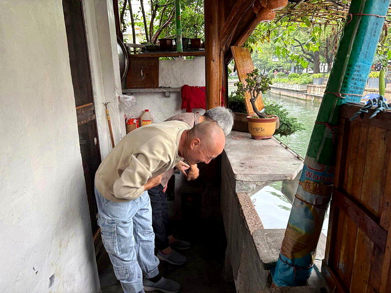 10月4日，交互唱完歌后，陈金敖和沈华玲向游客鞠躬致意。（取材自新京报）