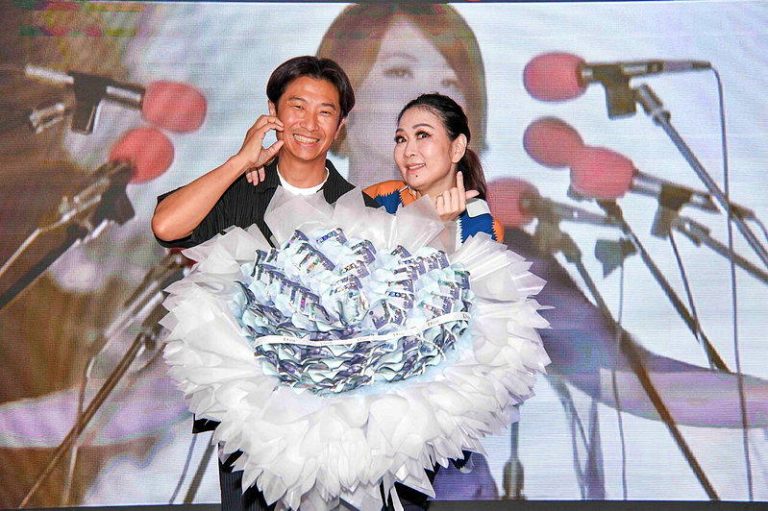 上周才甜晒恩爱 张秀卿爆离婚3年 借夫3400万拿不回 张秀卿(右)日前才跟老公王国赞开心庆功,现宣布离婚。图/名人演艺事业提供