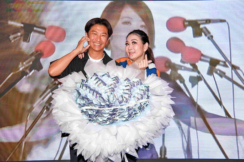 张秀卿(右)上周演唱会才开心收下老公王国赞犒赏的「有钱花」。(图/名人演艺事业提...