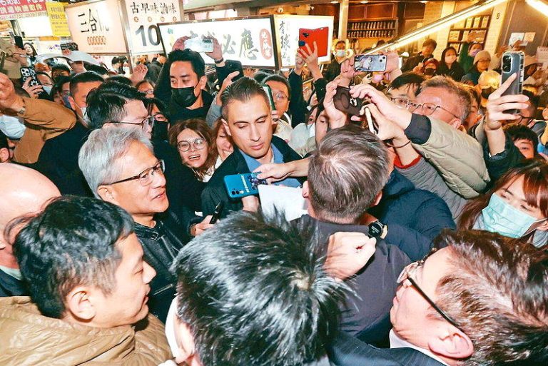 黄仁勋在台湾夜市人气很高。（本报系档案照）