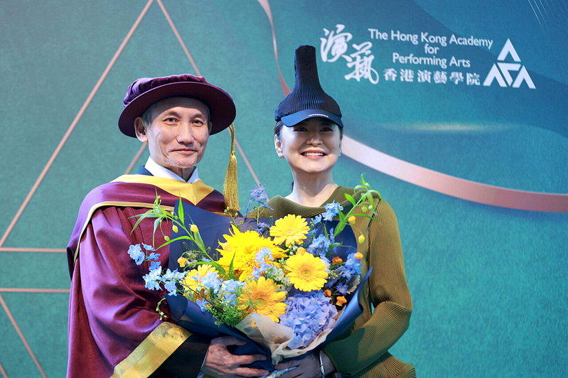林青霞献花好友徐克,恭贺他获颁荣誉博士。图/电影工作室提供