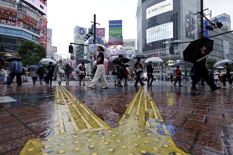 日本气象厅今天中午发布地震速报警报，随后紧急撤销。图为东京涩谷十字路口。（欧新社...