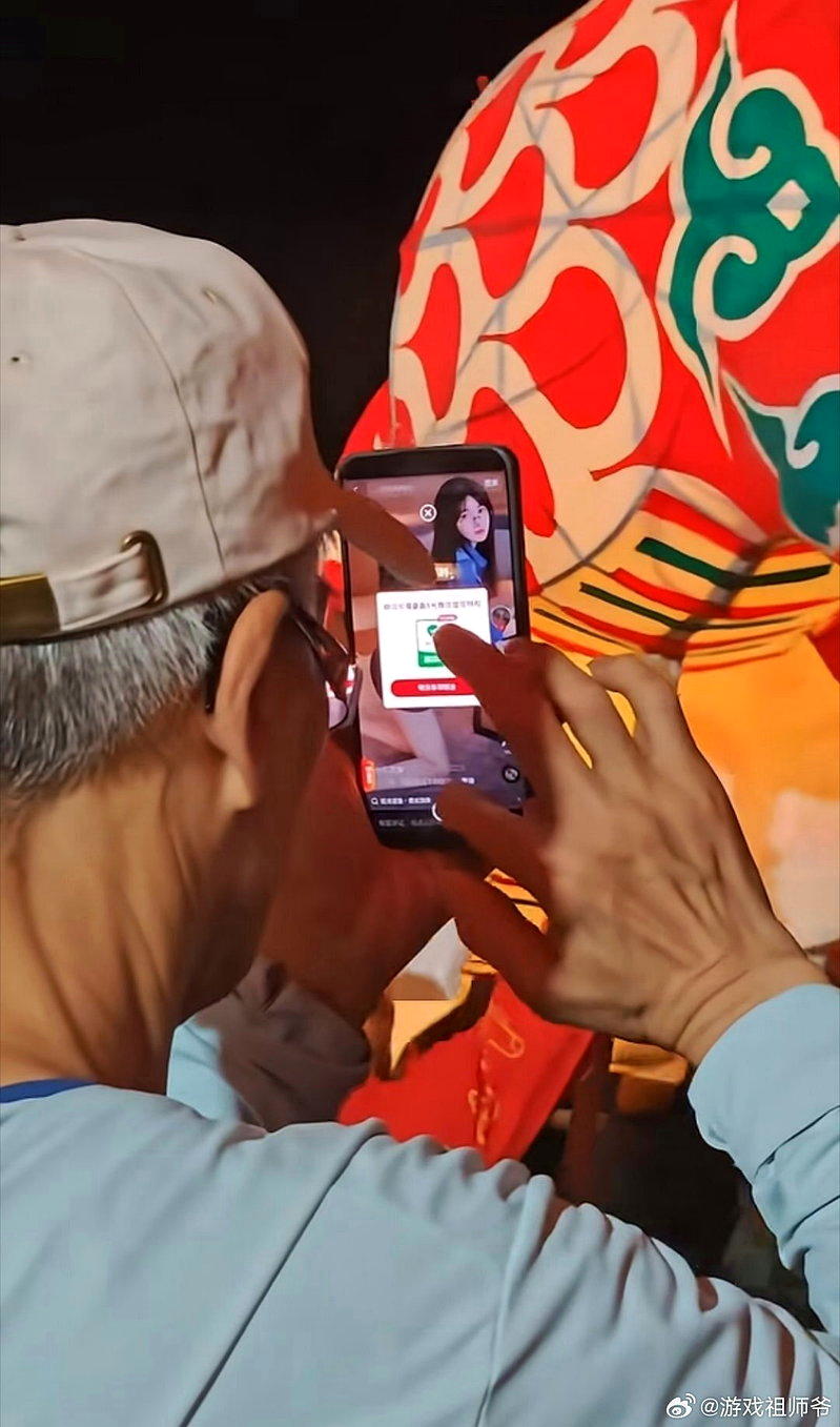 安徽黄山一名老人想用手机拍摄鱼灯表演,半分钟内弹窗竟跳转了近20次。(取材自央视...