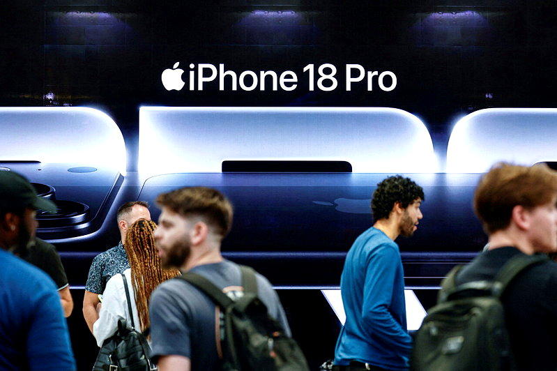 纽约一间苹果门市9月18日展示iPhone 18 Pro广告。(路透)