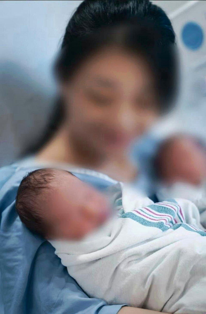 袁女与她生下的龙凤胎。(取材自大风新闻)