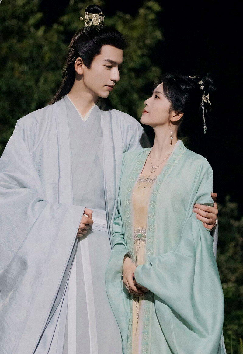 白鹿(右)曾与张凌赫合作古装剧「宁安如梦」。(取材自微博)