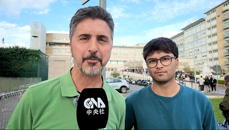 教宗良十四世经历肺腺癌手术后出院，许多民众涌入罗马杰梅利医院见证此一历史时刻。一...