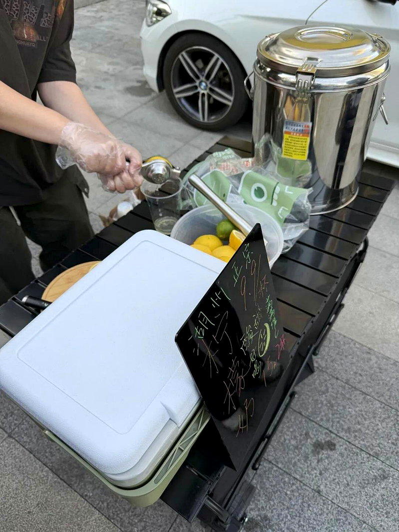 杭州「05后」大学生摆摊卖柠檬奶暴火,如今开出20家门店。(取材自杭州日报)