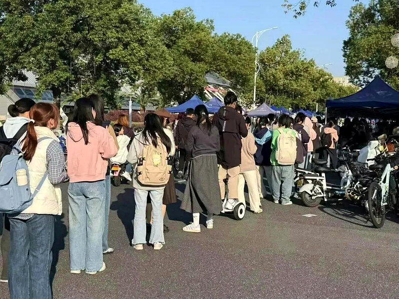 校园市集上,王语轩的摊位前排长队。(取材自杭州日报)