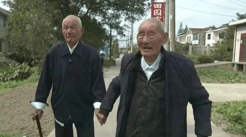 分别104岁与101岁高龄的王良国（左）与王良富（右）兄弟。（取材自现代快报）