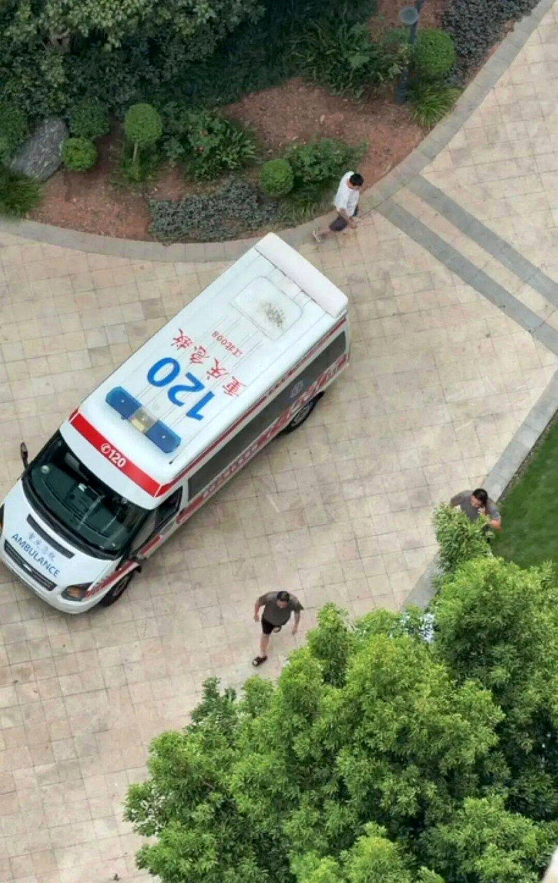 重庆一名2岁男童从18楼家中坠楼身亡，邻居拍摄案发现场。（视频画面）