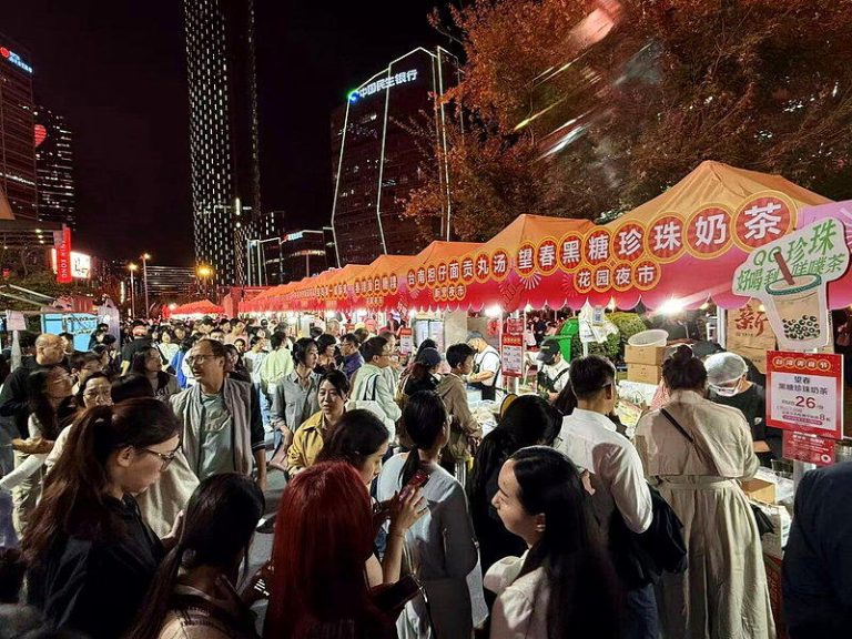 苏州台湾美食节复刻夜市小吃 臭豆腐、蚵仔煎吸引年轻人 第五届台湾美食展活动上,黑糖珍珠奶茶、臭豆腐与蚵仔煎的传统台湾小吃摊位前已经聚集...