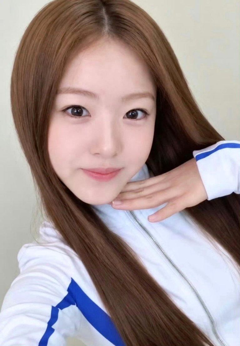 在南韩女团A2O LITE出道的盛艾敬，陷入父母欠薪风波。（取材自微博）