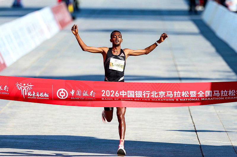 2026北京马拉松暨全国马拉松锦标赛18日在北京举行。图为男子组冠军埃塞俄比亚选手...
