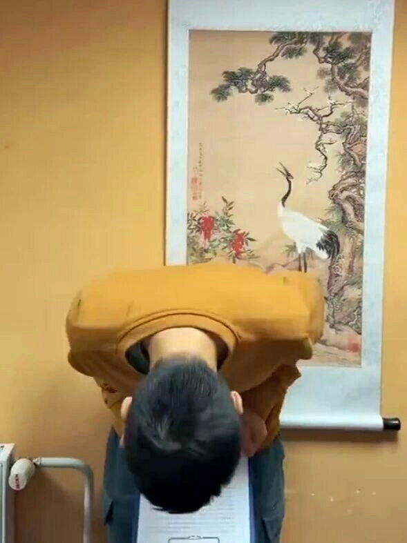 中国留学生披旭日旗上课，本人鞠躬道歉。（取材自都市快报橙柿交互）