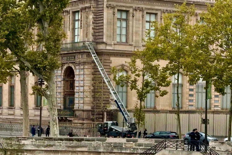 法国巴黎罗浮宫(Louvre)去年10月19日惊传失窃8件珍宝,窃贼就靠着升降梯...