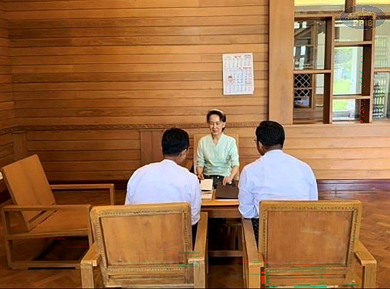 缅甸军政府19日公布照片,显示遭拘押的前领导人翁山苏姬收到英国国王赠送的2本书籍...