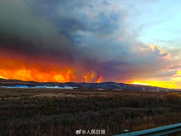 蒙古大火险烧进中国 找到元凶了 网轰:日本人放的火 蒙古大火画面。(取材自微博)