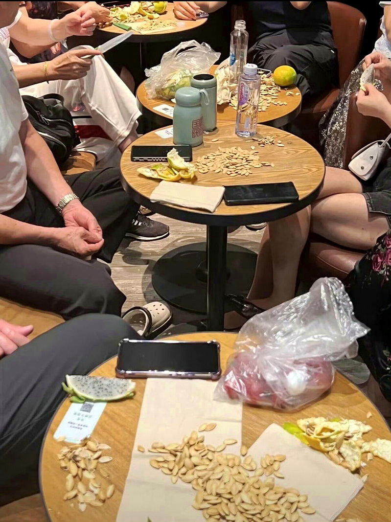 中国一些星巴克经常能看到有人长时间占用座位,却没有实际消费。(取材自微博)