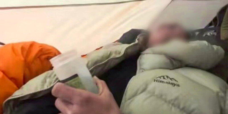 男生出现严重高反,表情痛苦发出呻吟。(取材自潇湘晨报)