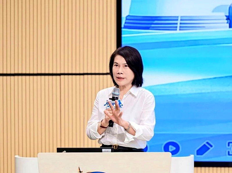 广东省珠海市格力技工学校19日迎来「开学第一课」活动,校长董明珠在课堂上对首届新...