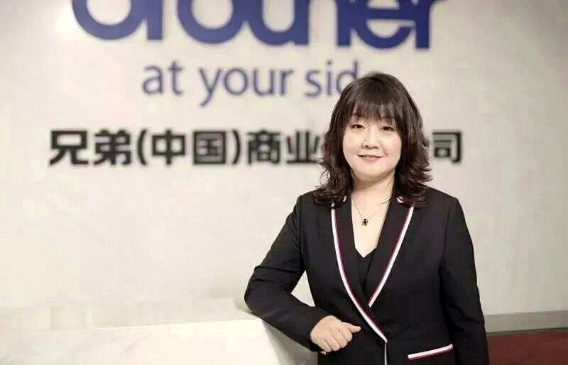 缝纫机热潮让日本缝纫机品牌兄弟工业受惠。图为兄弟中国董事长、总裁张燕。(取材自上...