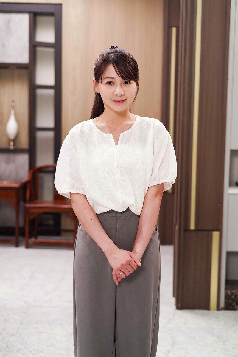 谢京颖演保母,造型装扮变朴素。图/民视提供