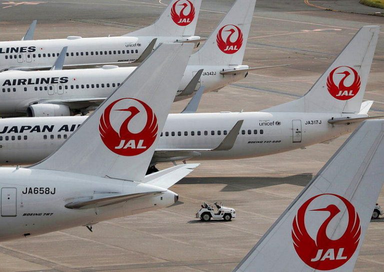 日本航空旗下一架客机19日因为发现「像是小动物的物体」出现在驾驶舱且随即下落不明...