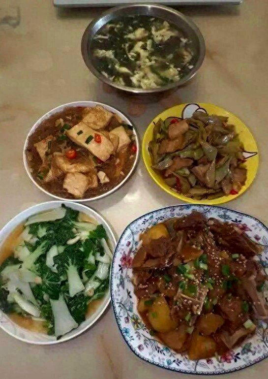 方成在武汉上门做饭,月收入8800到1万人民币,最重要是可以兼顾家庭。(取材自九...