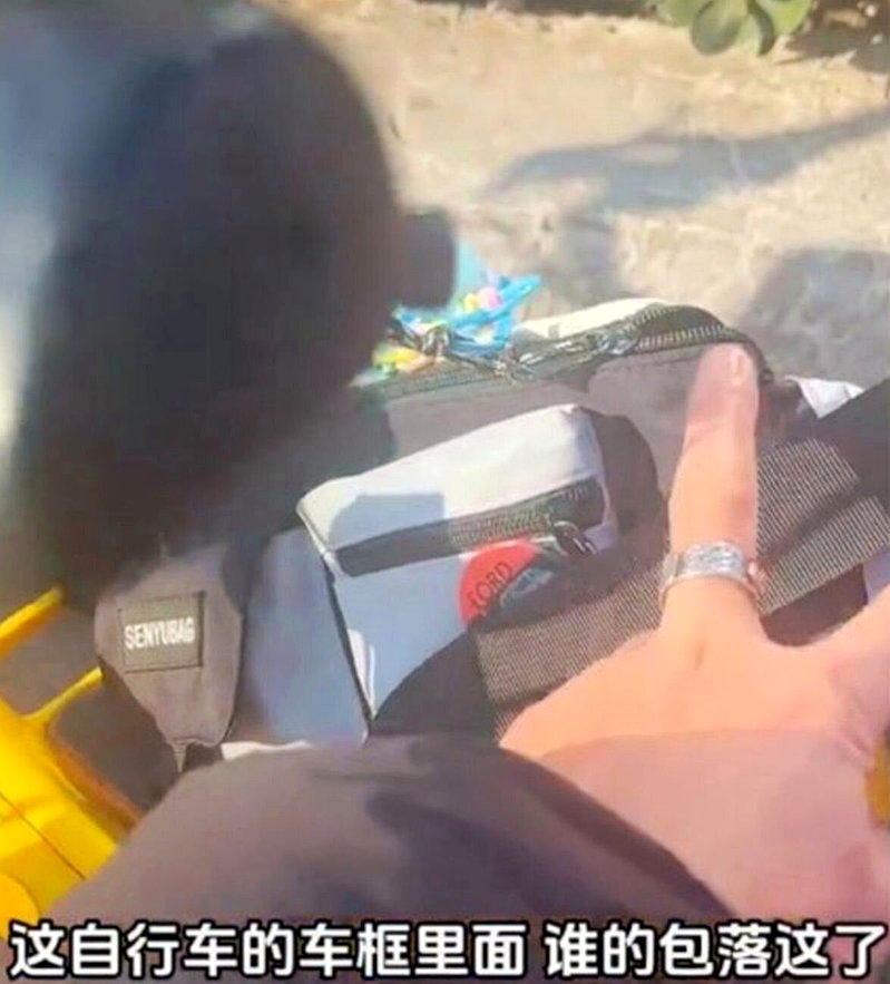 湖北男子捡到装有3万多现金的挎包。(视频截屏)
