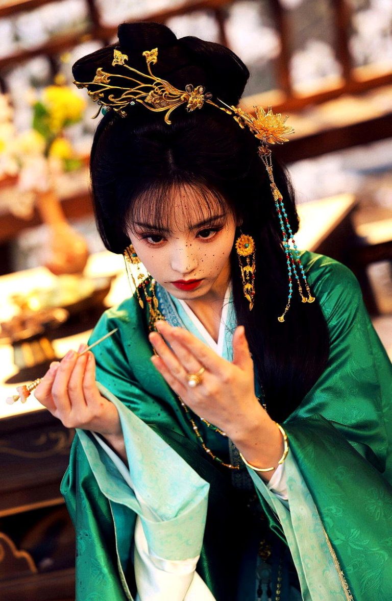 田曦薇在「嫁金钗」中一会儿是恶女君黛，一会儿是真千金魏娆。(取材自微博)