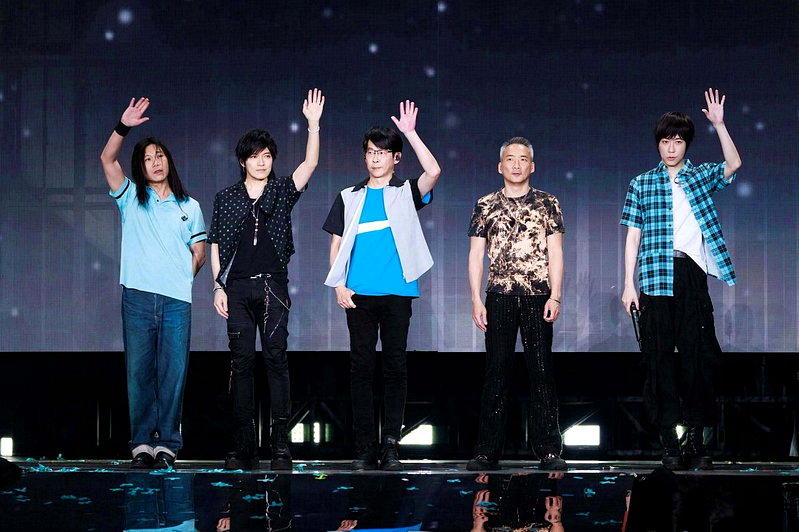 五月天将在明年迎来成军30周年,却传出石头(右)动念退团。(图/摘自脸书)