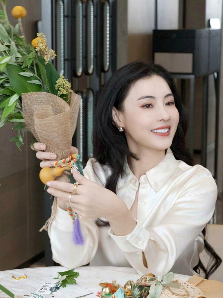 张柏芝分享育儿日常:每天5点起床 孩子醒后全身心陪伴 张柏芝陪伴孩子亲力亲为。(取材自微博)